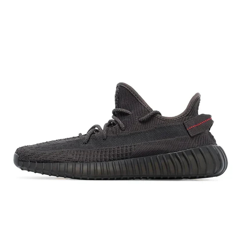 Schwarze Sneaker aus statisch gestricktem Material